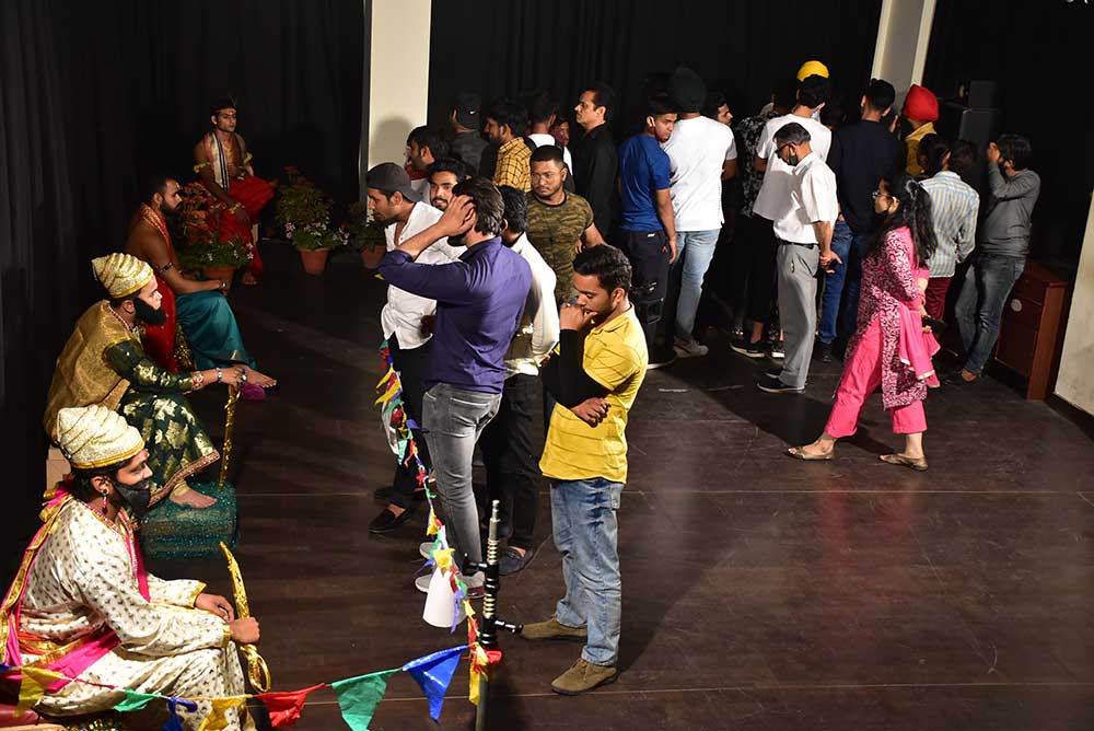 gkftii's tweet photo. Catch glimpses of a character development and observation activity @gkftii.
.
.
.
#acting #actingexcersise #actingstudents🎭 #learnacting #actingforfilmandtelevision #activity #livepractical #onlyfilmschool #filmacademy #gulshankumarfilmandtelevisioninstituteofindia https://t.co/5dBQiVydfT