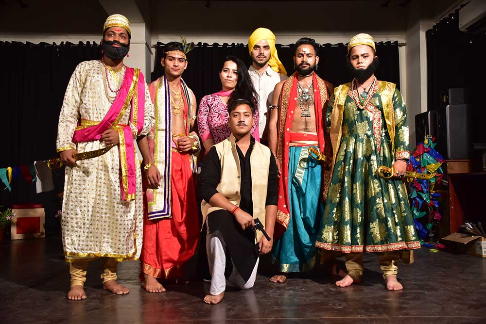 gkftii's tweet photo. Catch glimpses of a character development and observation activity @gkftii.
.
.
.
#acting #actingexcersise #actingstudents🎭 #learnacting #actingforfilmandtelevision #activity #livepractical #onlyfilmschool #filmacademy #gulshankumarfilmandtelevisioninstituteofindia https://t.co/5dBQiVydfT