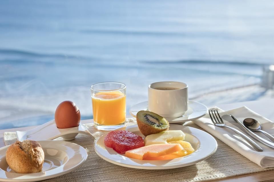 Buenos días! Disfrutando de este soleado desayuno con impresionantes vistas al Mediterráneo. Te animas? Haz tu reserva en melia.com y benefíciate de las mejores tarifas y de las ventajas de nuestro programa Meliá Rewards #MeliaAlicante #MeliaSpain #SoulMatters