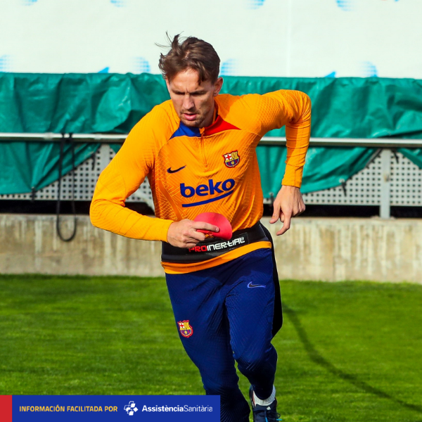 FCBarcelona_es's tweet photo. ❗ COMUNICADO MÉDICO

El jugador del primer equipo Luuk De Jong ha dado positivo por Covid-19. El jugador se encuentra bien de salud. https://t.co/JSNhFaotgu