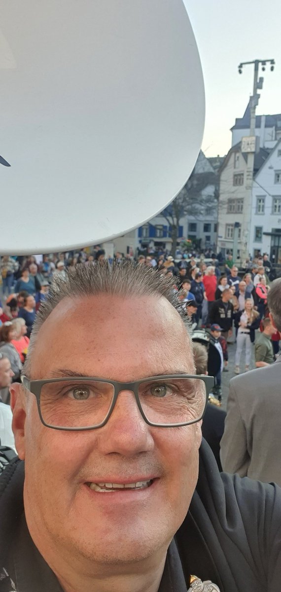PUNKTKELLER's tweet photo. 🎩War mir eine grosse Ehre 🎩 mit euch liebe @grachsymphoniker "DIE DREY SCHEENSCHTE DÄÄG " erleben zu dürfen ❣️
#grachys
#sousaphon 
#grachyspirtit
#friends 
#frynde 
#baaslerfaasnacht 
#baaselammymrhy 
#zäämmee https://t.co/n9pPWgK11c