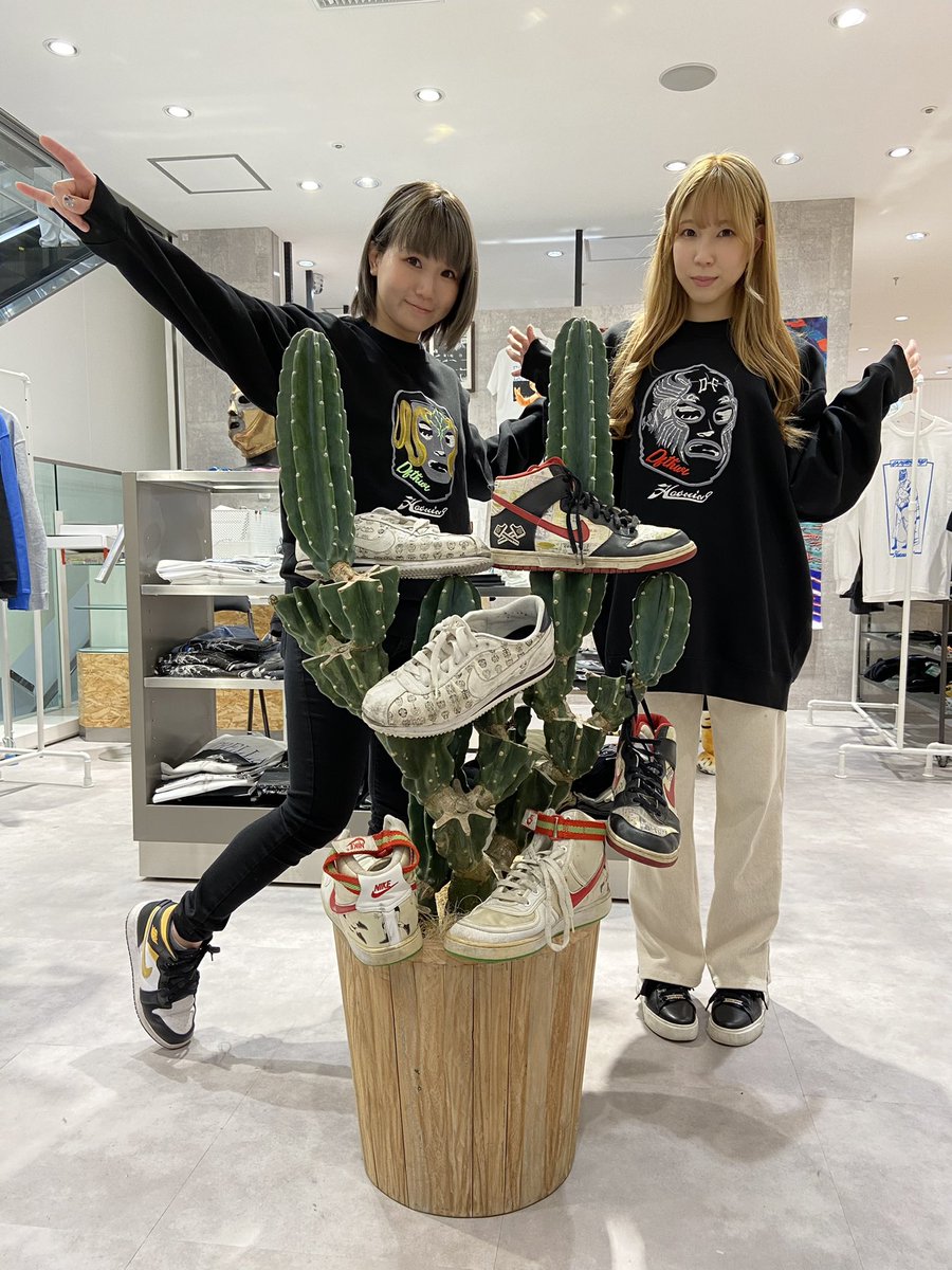 haoming_mask's tweet photo. プリンセスタッグ王者の #マジラビ が錦糸町PARCO POP UP に来てくれました✨　#DFTHWI x #HAOMING コラボコレクションをタッグチームコーデ！！　🐅とも再会😁　＃坂崎ユカ　＃瑞希　#tjpw #ハオミン  #golgo26thsixsix @lilmisterp #nikedunkhigh #cortez #nikevandal #nikejordan #東京女子プロレス https://t.co/5YqFAR0nFz