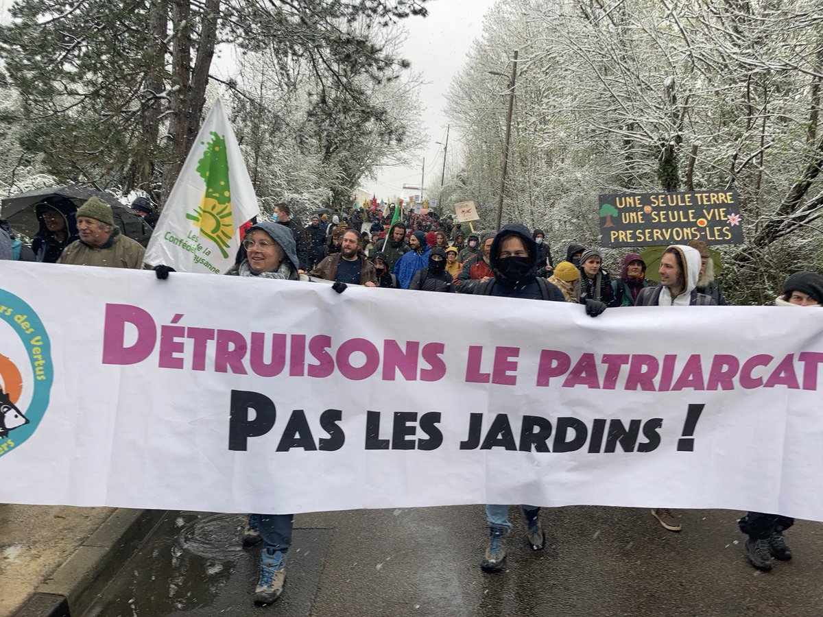 JardinsAuber's tweet photo. La JAD sous la neige à Besançon en soutien aux @JardinsVaites ✊
Avec @lessoulevements , @ConfederationP et @xrbesancon 

Solidarité avec tous les jardins populaires ! https://t.co/zcJrgvqMfA