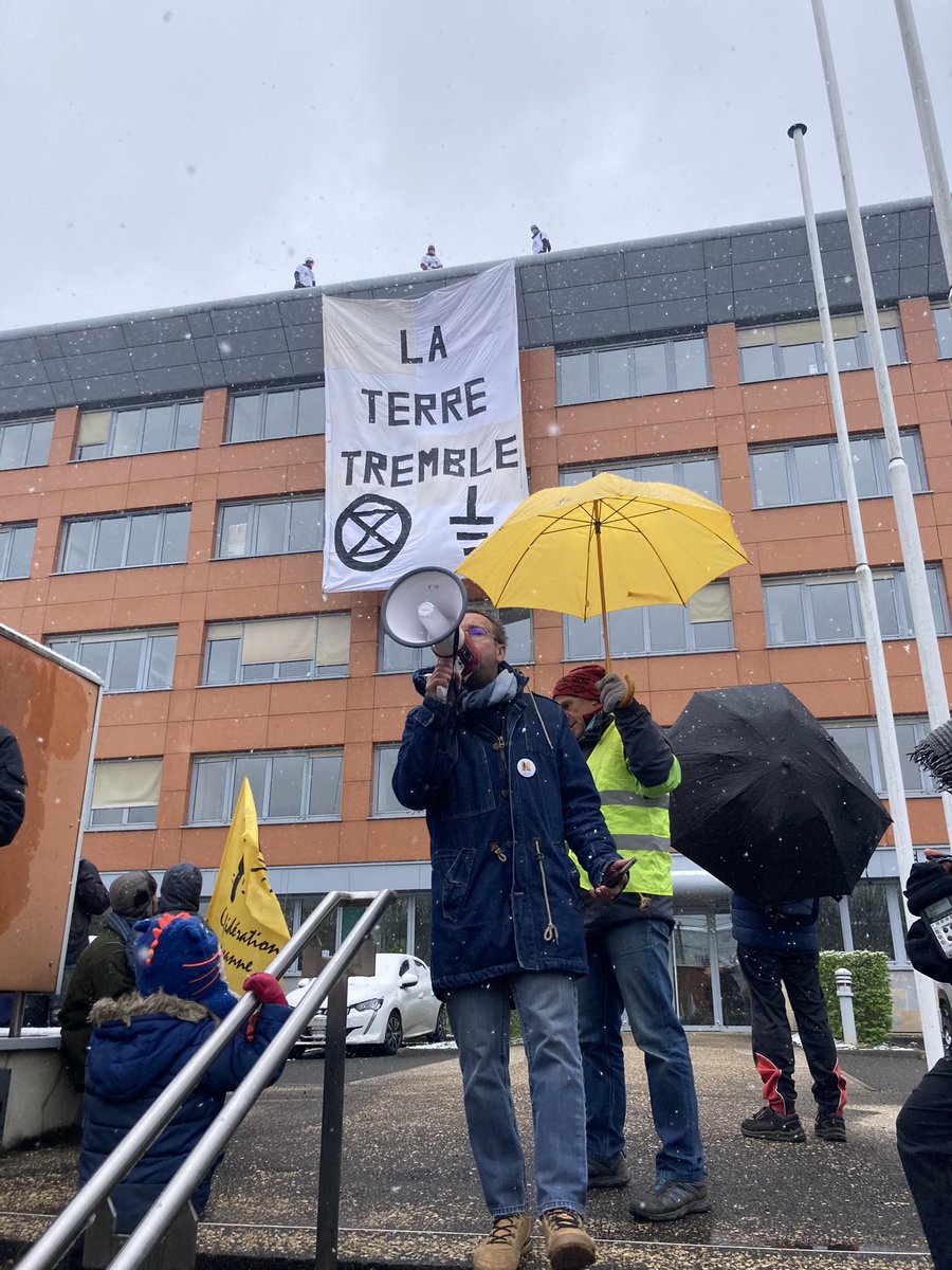 JardinsAuber's tweet photo. La JAD sous la neige à Besançon en soutien aux @JardinsVaites ✊
Avec @lessoulevements , @ConfederationP et @xrbesancon 

Solidarité avec tous les jardins populaires ! https://t.co/zcJrgvqMfA