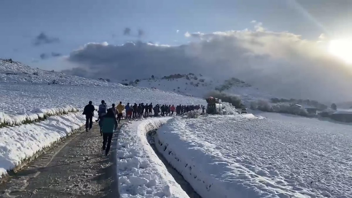 KikeAmonarriz's tweet photo. Korrika.
Impressive photos of @AEK_eus of the race that runs through the Basque Country, day and night, in favor of the #euskara (Basque language).
Thousands of people take to the streets and highways despite snow, storms and bad weather. #Korrika 
Web: https://t.co/KkBvZvRAze https://t.co/5y6OUyUqKT