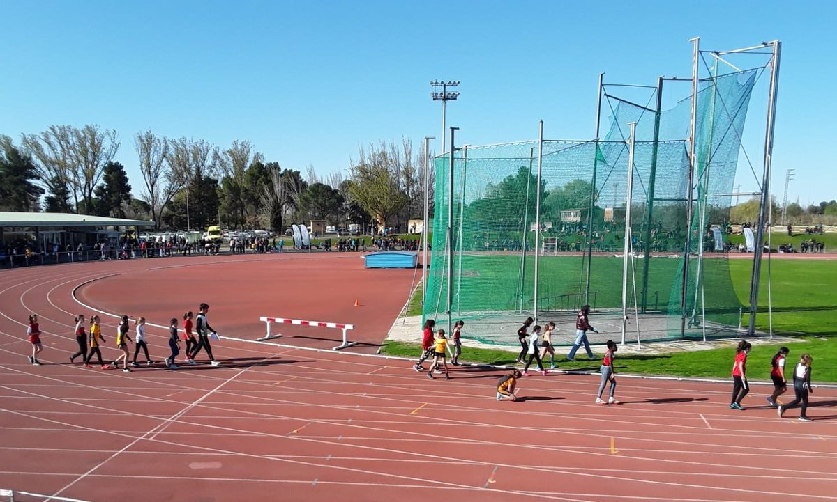 🌡Desfiant el fred i el vent!
Molta participació i bona organització a la jornada prèvia Campionat de Catalunya de Relleus de Promoció a #Lleida.
L'#atletismecatalà també és això. Moviment de famílies i amics cada cap de setmana acompanyant a les nenes i els nens!
#FCAambImpuls