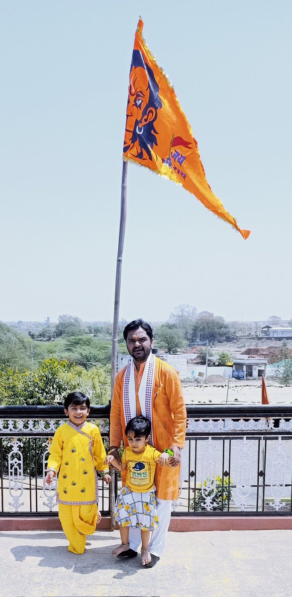 SandeepSharmaK9's tweet photo. हिंदू नव वर्ष ��ी आप सभी को हार्दिक हार्दिक बधाई एवं शुभकामनाएं

नव वर्ष की शुरुआत मां शारदा के चरणों में नमन करके किया तत्पश्चात परंपरानुसार नीम की गोली का सेवन किया व घर पर भगवा ध्वज फहराया

#जय_जय_श्री_राम https://t.co/uoYNfIY1tn