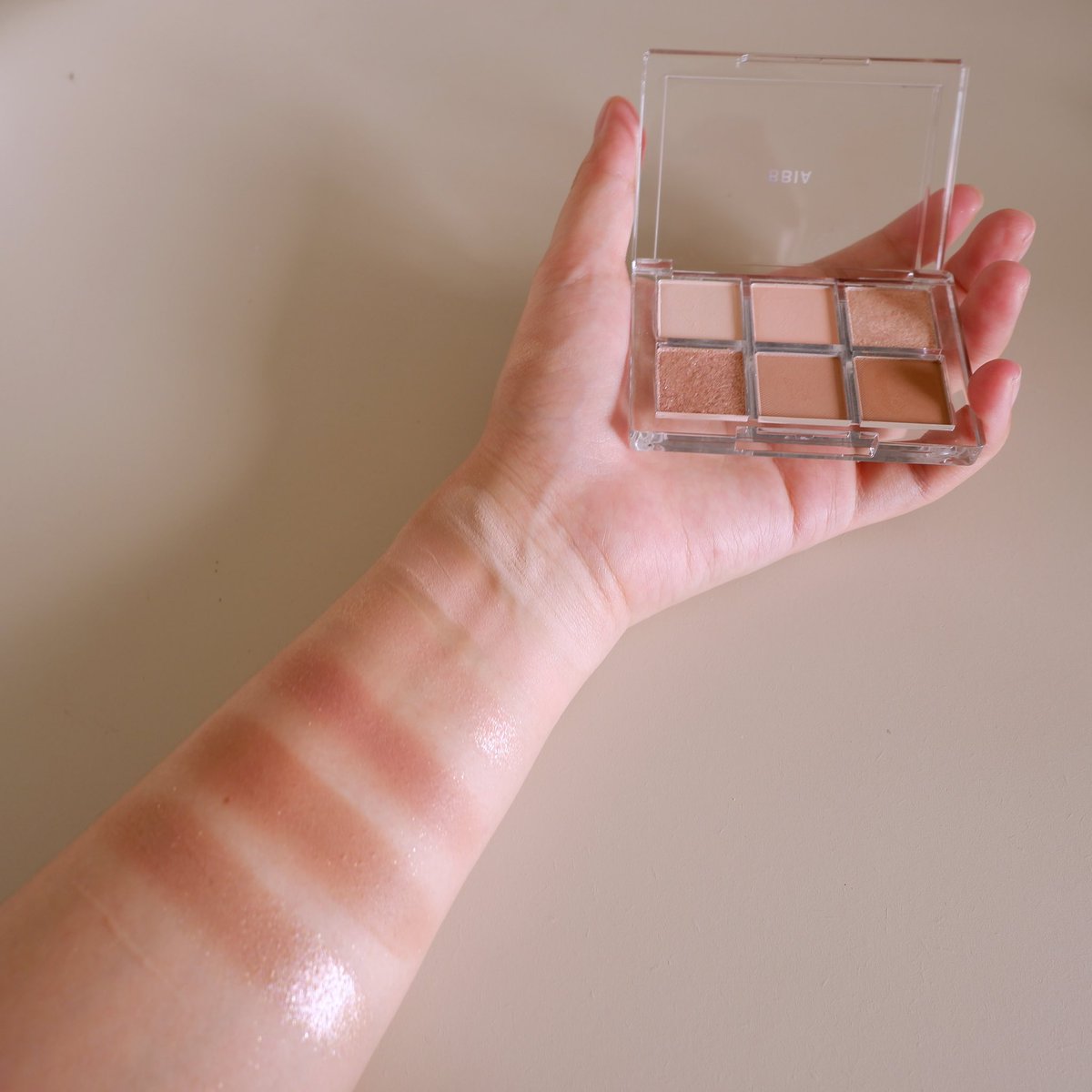 Viviennewonder's tweet photo. Bbia เอาอีกแล้วจ้า ready to wear eye palette ออกของใหม่เก๊ง ออกอีกแล้ว อายชาโดว์สีนู๊ด อันนี้นู๊ดสวย นู๊ดแพง นู๊ดผู้ดี แล้วเนื้อนุ่มเกลี่ยเนียน ไม่มีผิดหวังอะ นี่ชอบโทนสีที่เค้าจัดมา จัดว่าเด็ดเลยทีเดียว เพิ่งเข้าไทยเลยสาว รีบไปตำ ช้าหมดแน่ 4.4 โปรแน่น กดไว้เลยสาว https://t.co/IfglL9u3zJ