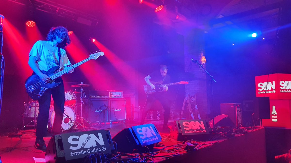 Las ganas que había de volver a @Esmorga_Fest no están escritas. Aquí La Paloma, Pinpilinpussies y Boneflower, petándolo fuerte anoche en el escenario #SONEstrellaGalicia de la sala Litmar. Hoy la movida sigue desde las 13h. en el escenario "La Unión".