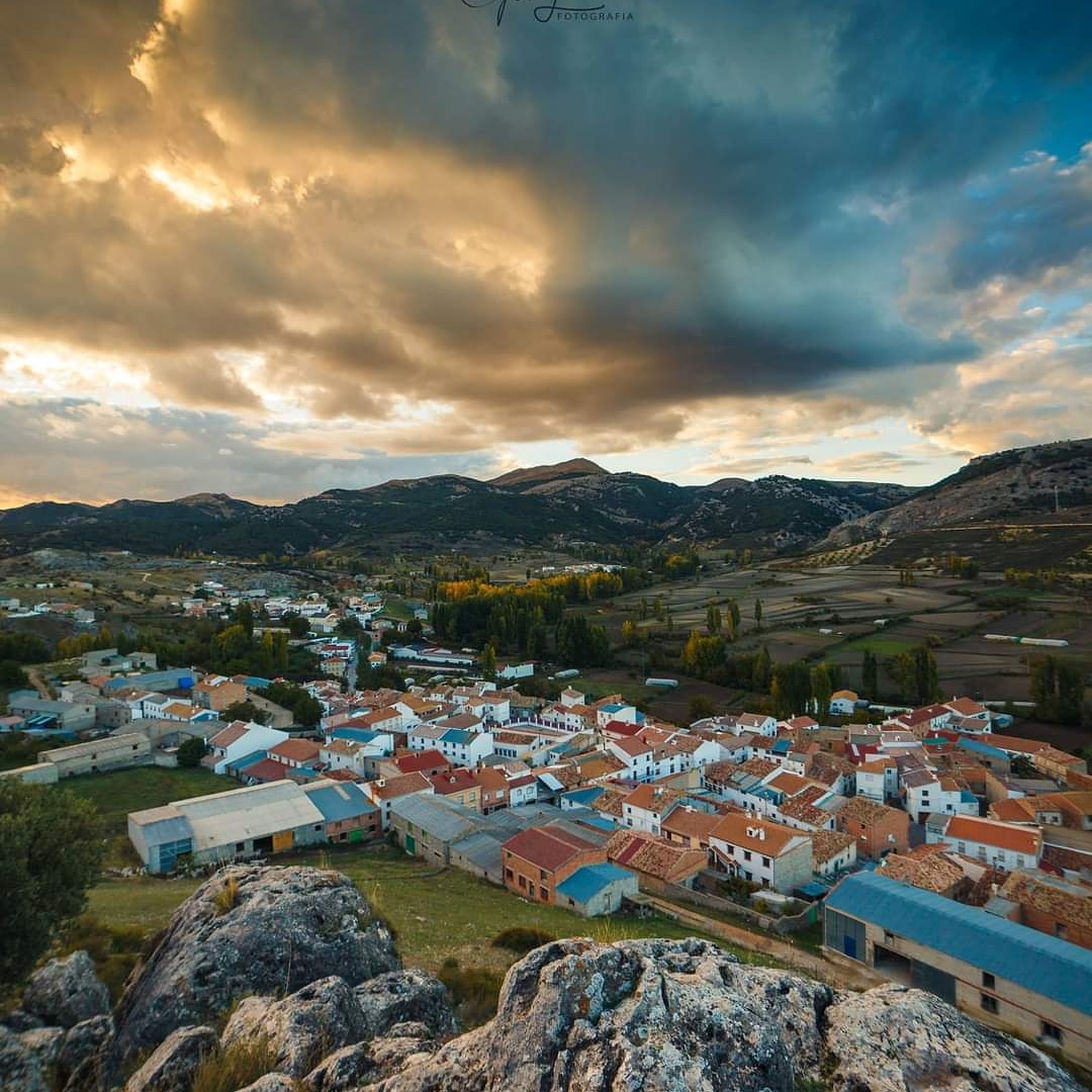 tierra_fest's tweet photo. ¿Os imagináis pasar un fin de semana lleno de música en un lugar cómo este? 

Pues eso es lo que os estamos preparando, un fin de semana inigualable, lleno de conciertos, buen ambiente, cultura y mucha Sierra, así en mayúscula. 

Foto de @jalm9 https://t.co/e0miiVR9Pj