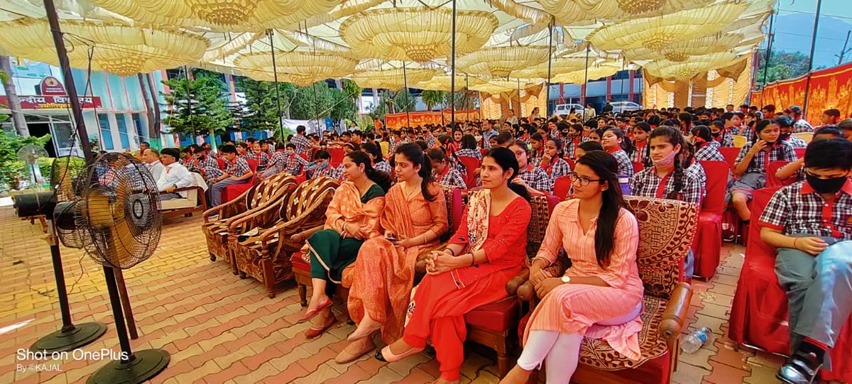 EduMinOfIndia's tweet photo. An unmatched zeal among the young learners for #ParikshaPeCharcha at Kendriya Vidyalaya Jyotipuram where they tuned in to the live streaming of Pariksha Pe Charcha 2022. https://t.co/lmQROoVisD