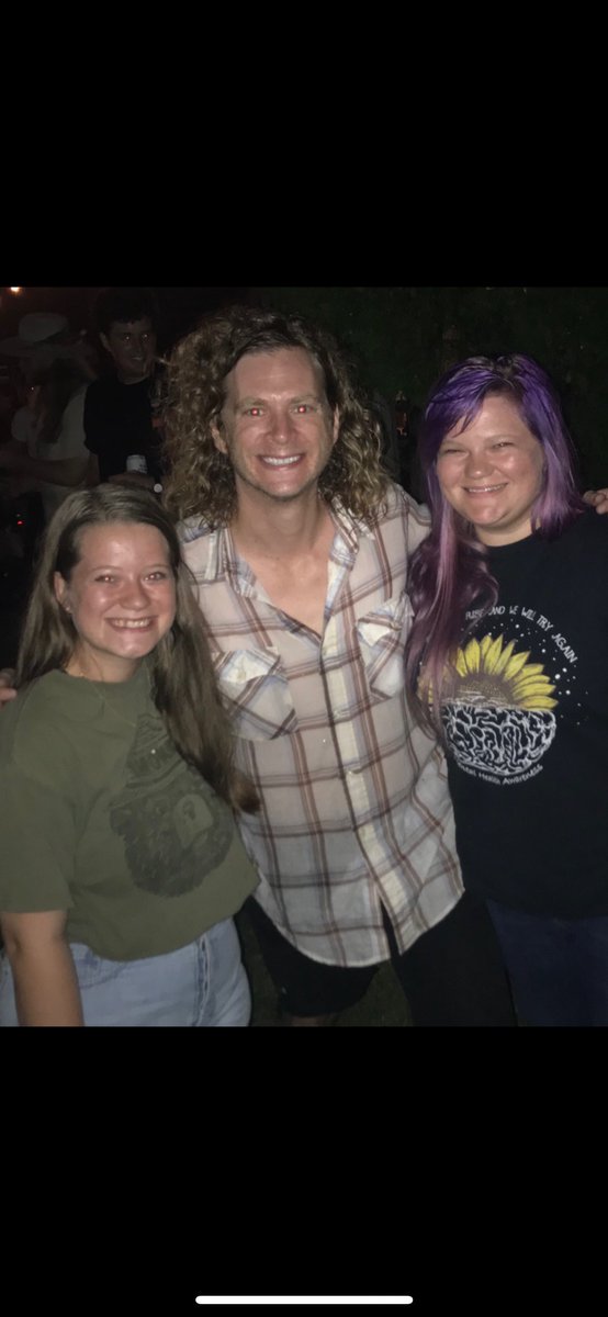 hk_amanda's tweet photo. met @MthwTsnAndThEQ two years ago, finally got to see him again with @relientK suuuuuch a good show https://t.co/TFW175ov7O