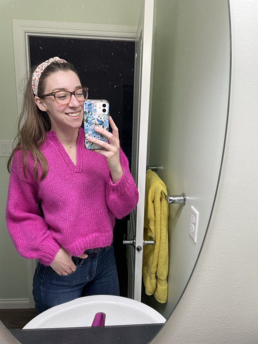 cargal_'s tweet photo. I’m drunk and in love with this sweater I knit ☺️ https://t.co/3PHnlt5m5f