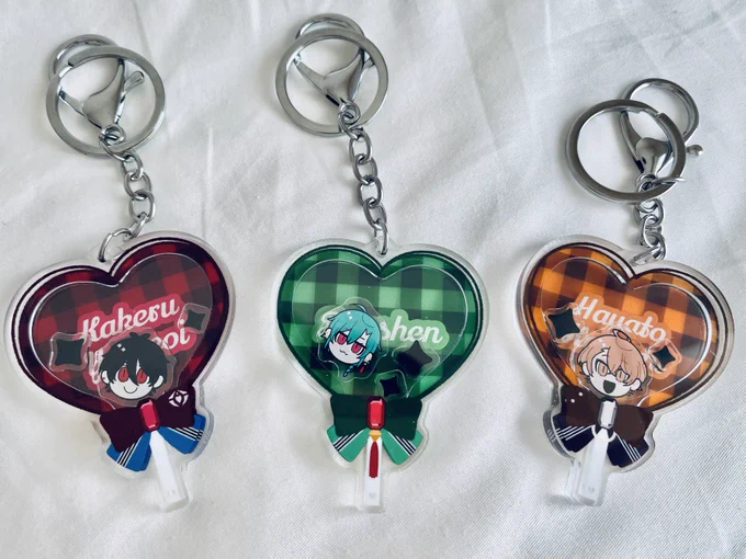 にじそ6で頒布予定のハートうちわ風シャカシャカアクキーとステッカーです!かわいい!