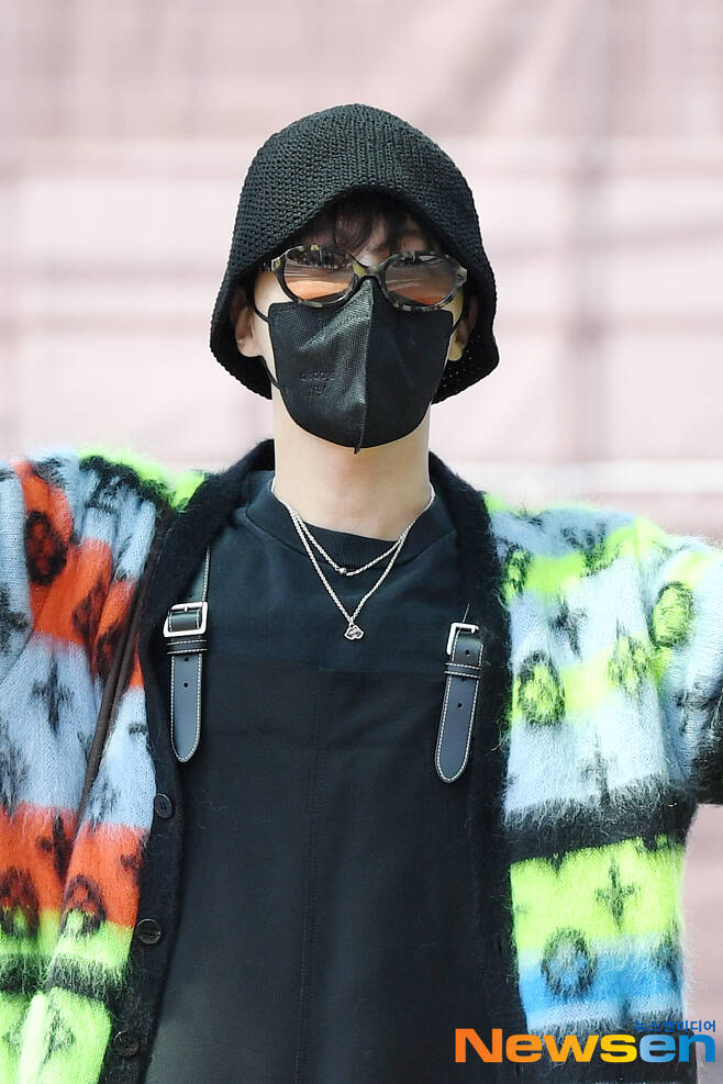 BTS Charts News on X: [PRESS] @BTS_twt's J-hope at ICN Airport