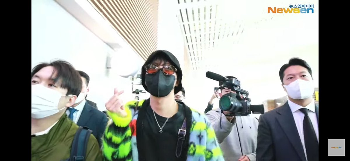 Michell63972096's tweet photo. Hobi hobi, ten un buen viaje, cuídate 💜 #HAVEASAFEFLIGHTHOBI https://t.co/EbBpLoF1Rr