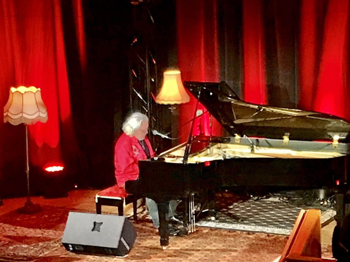 Murray Porter is playing one fantastic show for us!
Some blues music does the body good and we’re filling our boots tonight!  | @MurrayPorter2 |

#Coldsnap2022 
#ColdsnapMusicFestival 
#TakeOnPG #PrinceGeorgeBC 
#LifeOutHere #LiveMusic
#MurrayPorterMusic