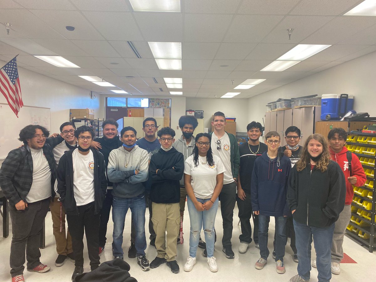 danacrowley228's tweet photo. Good luck Mr. Neal & Team 7077! Our students have put so much time & energy into prepping for the @firstnevada regional competition this weekend @ThomasAndMack #EHSRobotics #EHSTeam7077 https://t.co/NwpB8NDUsz