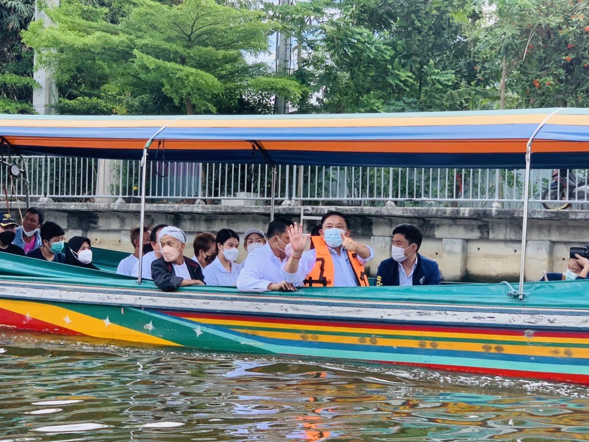 เช้าวันนี้ ผมได้เข้ากราบนมัสการพระครูโสพณ ที่วัดกระทุ่มเสือปลา ก่อนลงเรือ ทักทายพี่น้องริมคลอง เขตประเวศครับ #กรุงเทพฯต้องไปต่อ #อัศวินขวัญเมือง