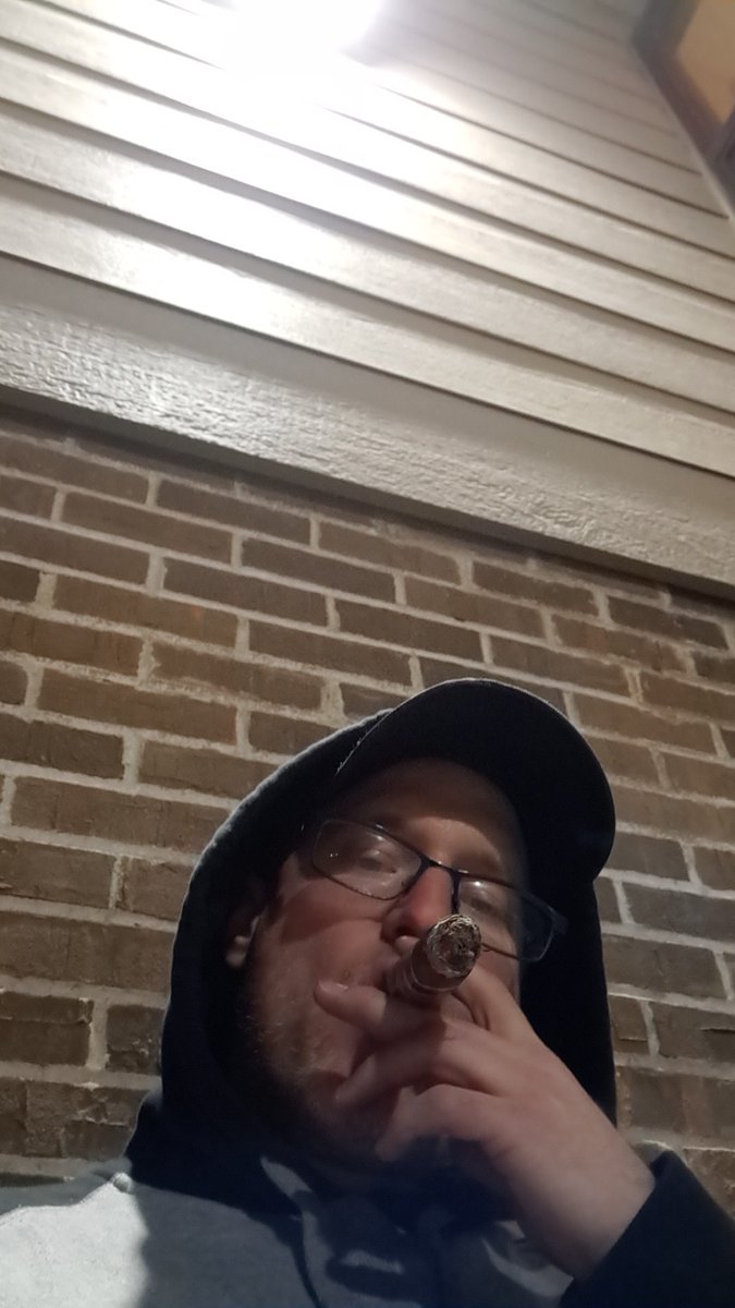 Doneux's tweet photo. Finally moved into the new apartment yey. Now smoke a cigar set the xbox up and relax with ice cold beer. OOOH!!! YEA!!! https://t.co/CpdMC9o8eP