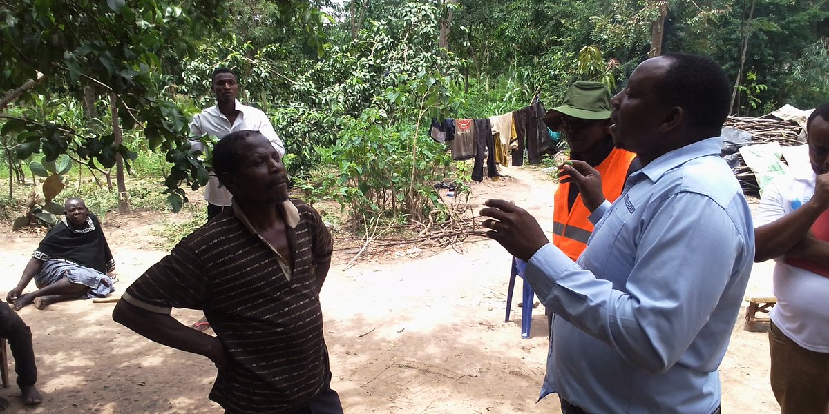 Kiongozi wa kuwasa akitoa maelekezo kwa mwananchi anayeshi ndani ya hifadhi ya bwawa la nyihogo.