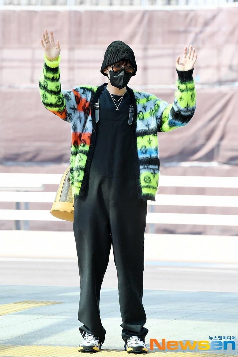 OldArmyCR1's tweet photo. Buen viaje Hobi #HaveASafeFlightBTS #GetWellSoonJhope #JHOPE @BTS_twt https://t.co/Ld09CAnlnK