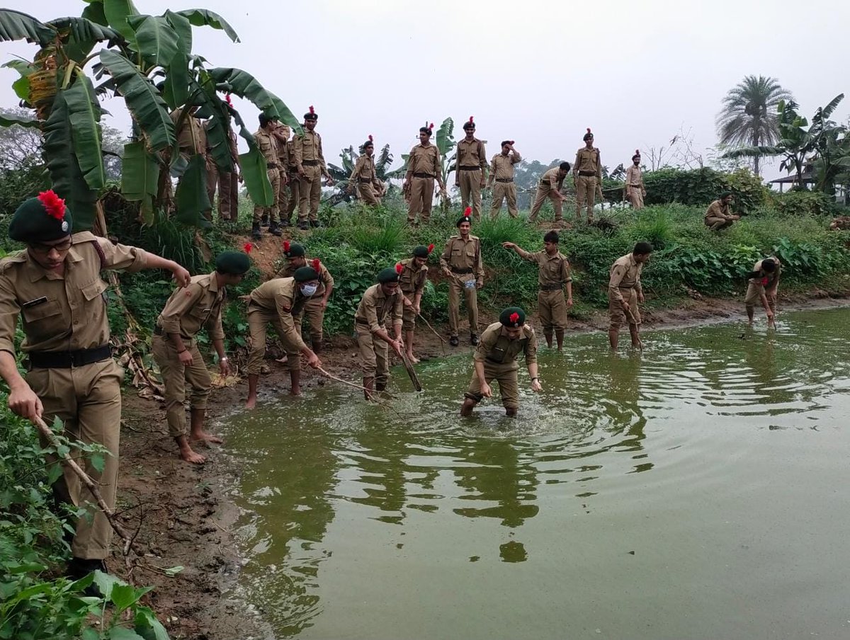 prodefgau's tweet photo. #PuneetSagarAbhiyan organized at the #CollegeofVeterinaryScience Khanapara by cadets of 47 #Assam R&amp;V Sqn #NCC, by cleaning the water bodies inside the College campus &amp;  plogging  to remove plastic &amp; other waste material from 3 water bodies.  
@nccner
@HQ_DG_NCC @diprassam https://t.co/l0HFUSVE3y