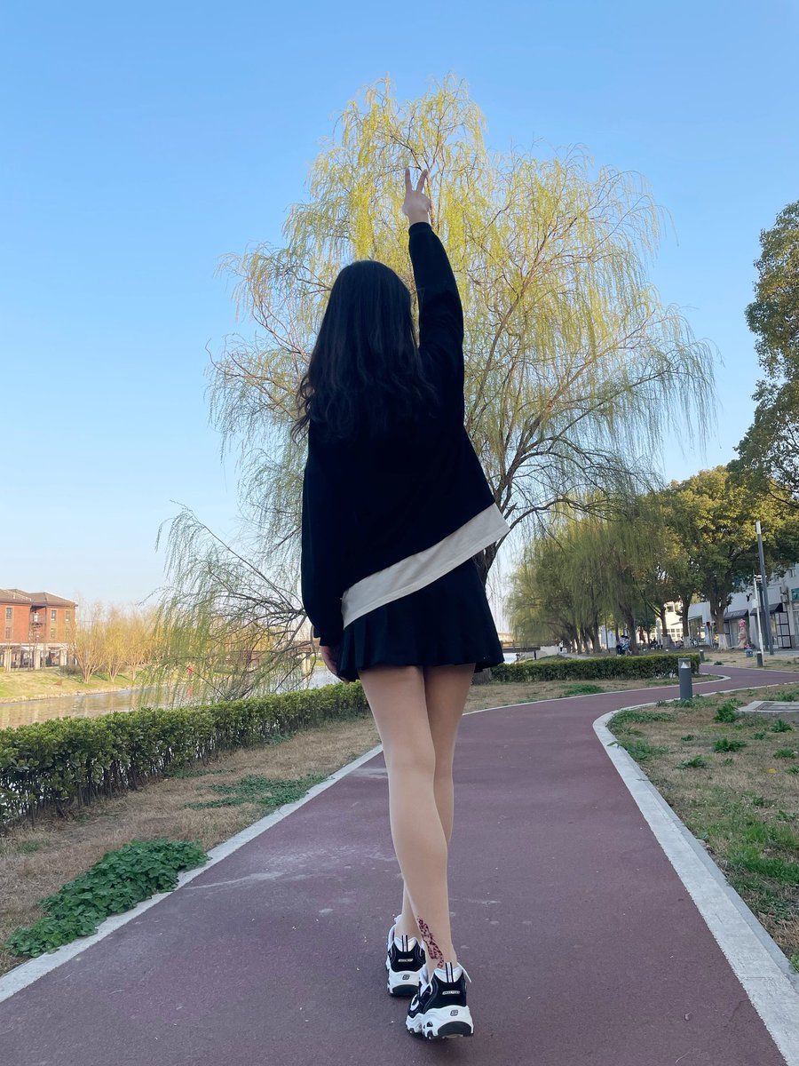 @limerencem 怀念可以出去呼吸新鲜空气的日子！
#涞觅丝袜
#肉丝
#丝袜
#美腿
#恋足 https://t.co/IsySfTpbXy