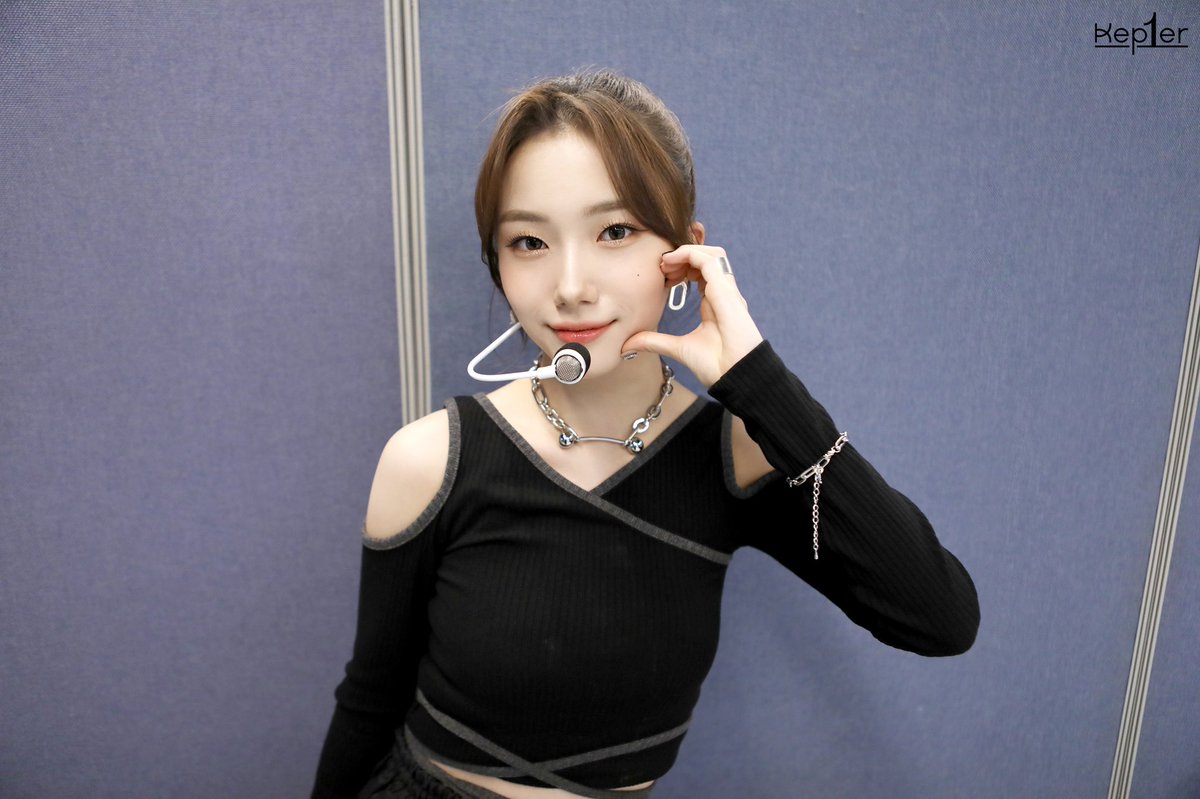 youngeunluvr's tweet photo. YOUNGEUN WHY SO PRETTY?! 🤍 
 #YOUNGEUN #서영은 #ヨンウン https://t.co/sXHdbegMuQ