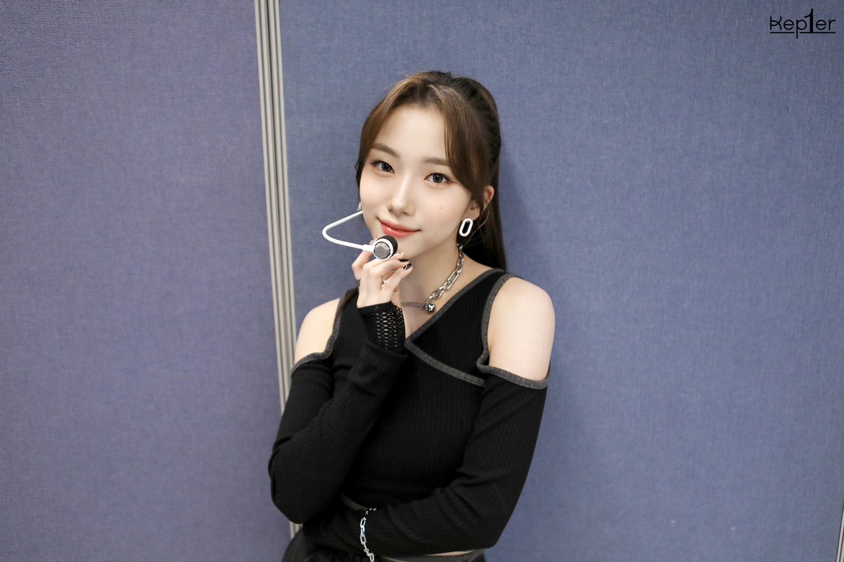 youngeunluvr's tweet photo. YOUNGEUN WHY SO PRETTY?! 🤍 
 #YOUNGEUN #서영은 #ヨンウン https://t.co/sXHdbegMuQ