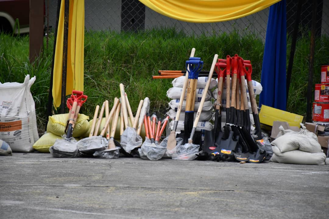 mineducacion_ve's tweet photo. En aras de seguir reimpulsando el 3er vértice "Mi Escuela Bella" y en nombre del Pdte. @NicolasMaduro, la Min. @_LaAvanzadora  benefició con insumos a instituciones educativas del Edo. Mérida para la mejora de la infraestructura bajo el Plan "Una Gota de Amor para mi Escuela". https://t.co/iT6wLoJGb9