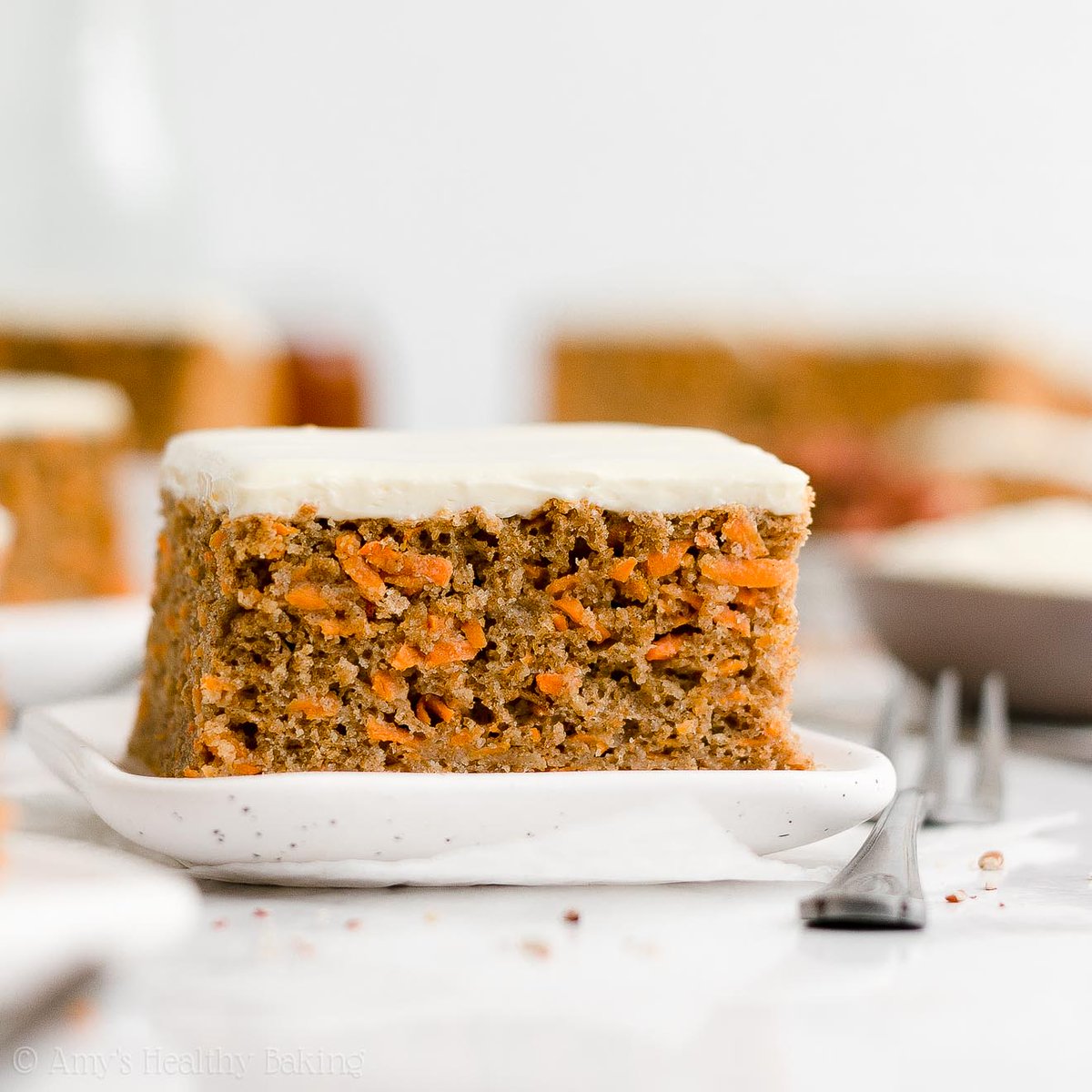 {NEW} #Healthy Carrot Sheet Cake! 🥕 A true classic that’s cozy &amp; sweet, super moist &amp; topped with cream cheese frosting. Simple to make too! 👌🏻 And if you’re planning ahead… It's a fantastic Easter dessert! 🍰🐰🐣 #recipe: amyshealthybaking.com/blog/2022/04/0…
