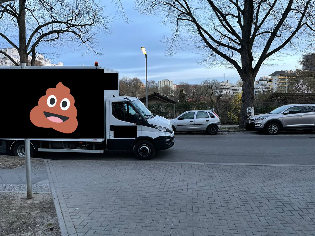 Warum muss man sich so in eine Feuerwehrzufahrt stellen? Der steht da schon seit gestern Abend. Polizei hat lediglich einen PostIt dran gehängt. #Falschparker