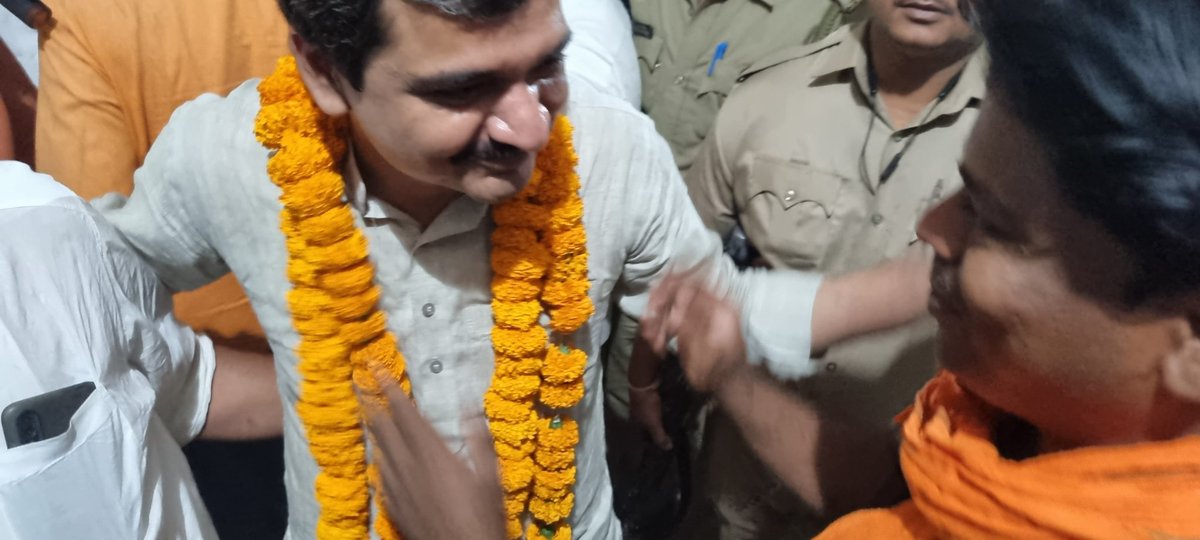 Mkhan76405614's tweet photo. @MLCVishalSingh Jeet Ki Agrim badhai ho Chanchal bhaiya😘 https://t.co/1hiFBqqfJu