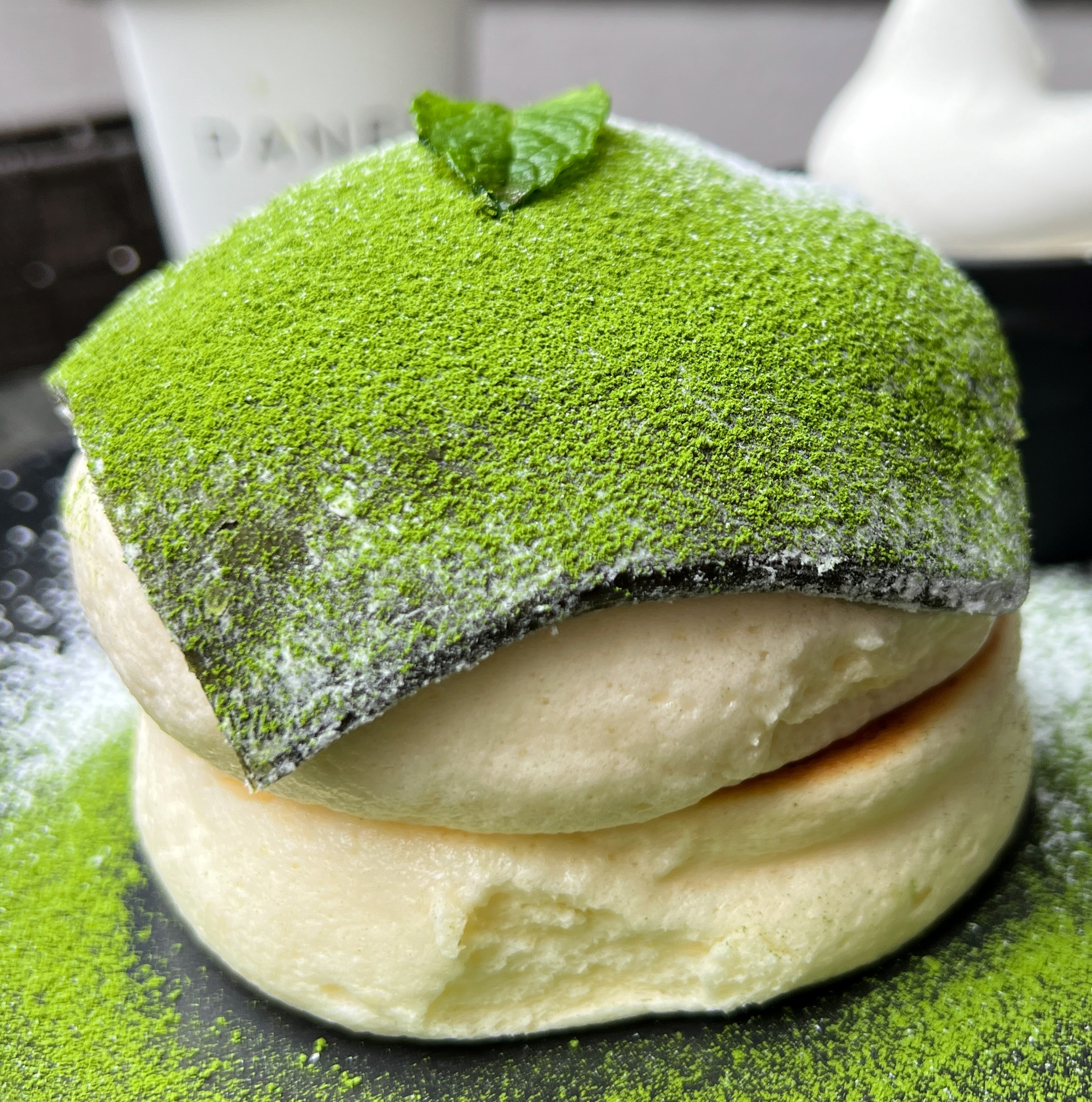 唯一無二の絶品グルメ むにぐるめ Panel Cafe 京都 祇園四条駅から徒歩3分 極厚2段重ねの 抹茶大福 パンケーキ を食べられるお店 口に入れた瞬間に溶けてしまいそうなフワフワ食感で 上にモチモチな抹茶求肥を載せた至極のスイーツ 祇園辻利