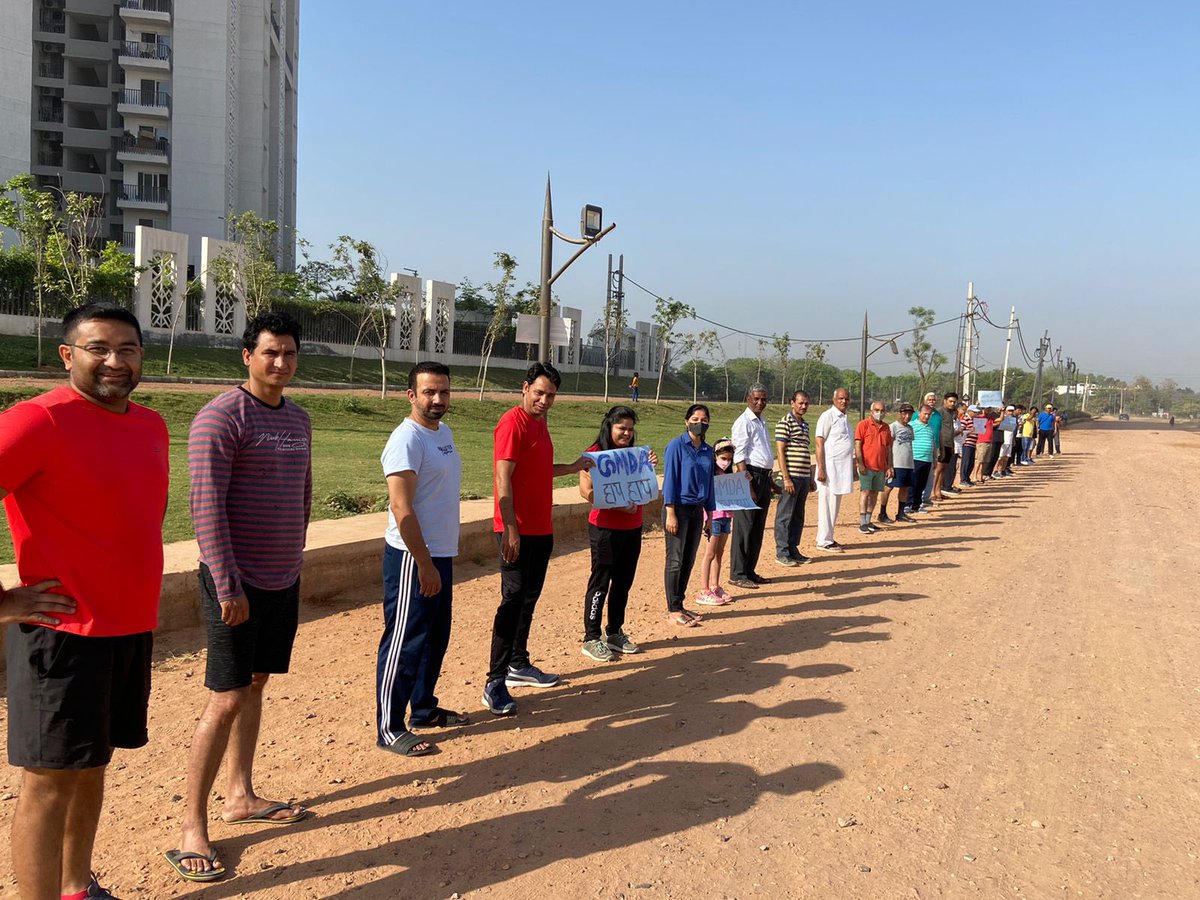 Residents from sector 77-80 &amp; <a href="/DevelopNewGgn/">United Association of New Gurugram</a> protested for the #Roads as the construction of master road is pending b/w sector 78-79 due to dispute between <a href="/OfficialGMDA/">GMDA</a> &amp; Contractor 

Note-This road will be a bypass to 
KD-toll as well
 <a href="/abhishekbehl/">abhishekbehl</a> <a href="/DEEPAKKAHUJA/">DEEPAK AHUJA</a> <a href="/RaoJSinghTOI/">Rao Jaswant Singh</a>