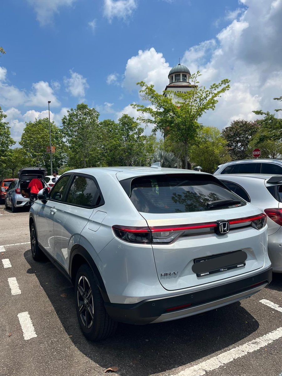 twt_bajet's tweet photo. Depan Mazda CX-5, belakang Toyota Harrier. Lawa HRV baru ni.

Tak tahu lagi masuk Malaysia berapa harganya. https://t.co/Q35eWnYOej