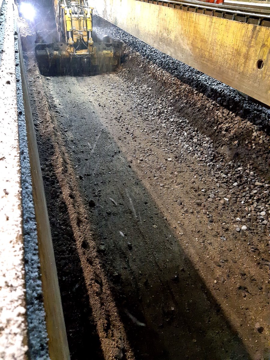 Fin de semaine pour le Puscal avec 36m de voie renouvelée entre Ermont  et Valmondois (fraise du Puscal en action pour retirer le ballast et une partie de la plateforme ) <a href="/itif_travaux/">1Afer2rail</a> <a href="/SNCFReseau/">SNCF Réseau</a> <a href="/infrapolepn/">Infrapôle Paris Nord</a> <a href="/LigneH_SNCF/">Ligne H</a> <a href="/ETFrailway/">ETF</a>