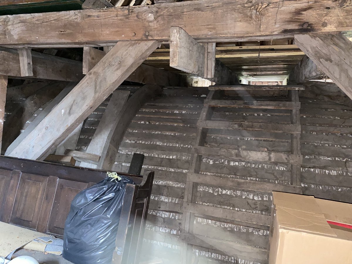 DanielOudman's tweet photo. Zou je even willen kijken door het zachtboard? We denken dat er een gewelf in de leerkamer heeft gezeten.
Gaatje maken, zaklamp aan….Moet je dit zien! #hervormde #pastorie #Oostwold #ontdekken #monument #stucopriet #gewelf #leerkamer #uniek #plan #rijksmonument https://t.co/NhmVXlqQOM