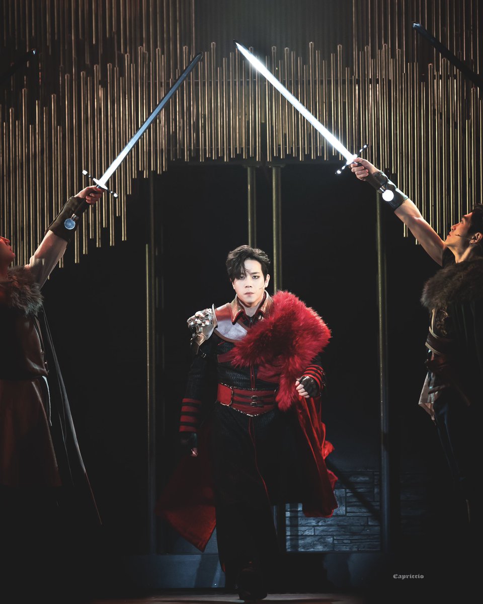 CapriccioPic's tweet photo. 220330 뮤지컬 킹아더 

고훈정 배우님 / 아더

#킹아더개막 #킹아더커튼콜 https://t.co/XAMIw8AFNs