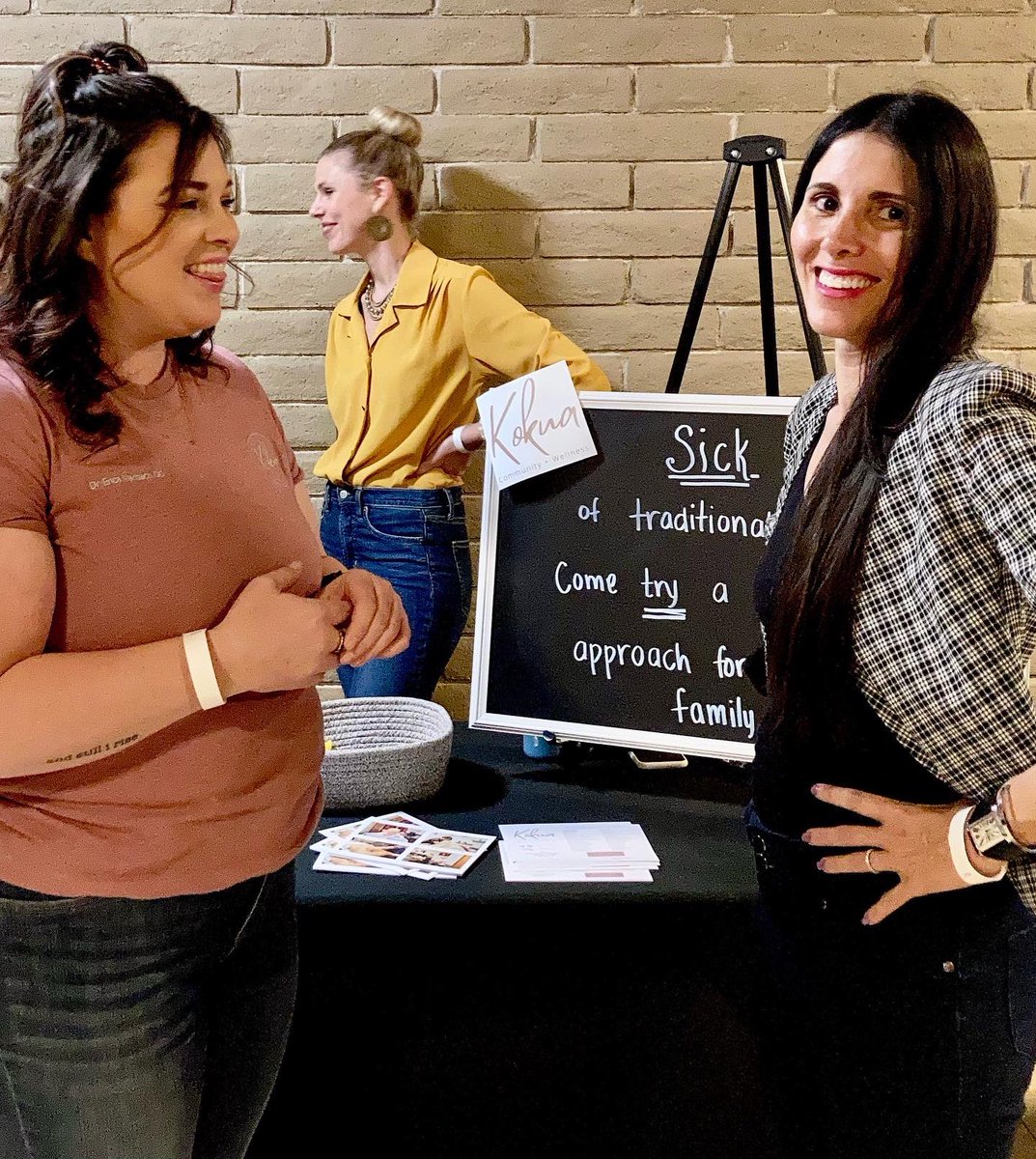 PMom007's tweet photo. So nice to see a new friend @shirysapir &amp; my first-ever guest on my new show #AmericanPerspective  @greatstatealliance first annual #freedommarket Bringing community together @tippingpointacademyaz #familytime #fridaynight https://t.co/yYA9TmmlXr