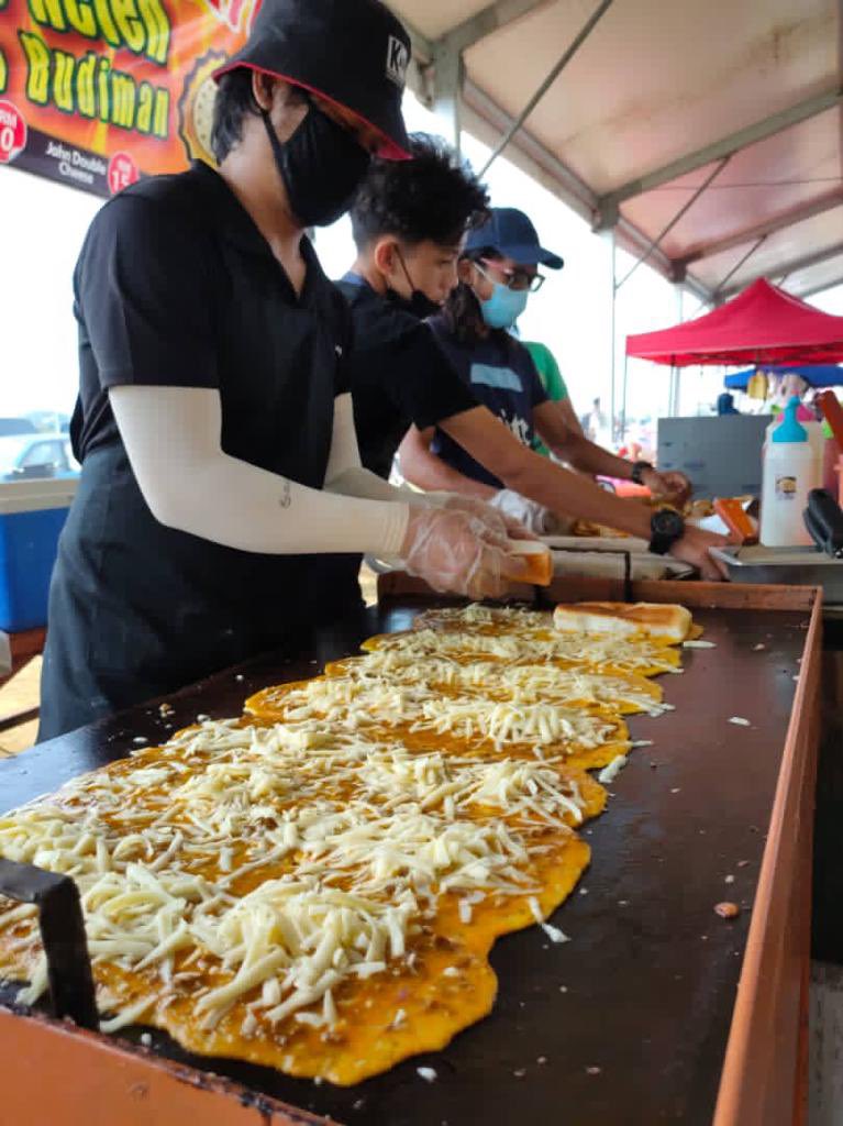 azwan_kar's tweet photo. Alhamdulilah siapa sangka 100% dr hsil jualn roti john cheese dpt 2kali khwin🤲🏻🥰InsyaAllah smoga dipermudahkan segala ursan utk  thun ni pula🤲🏻jumpa kami di 3 cwgan mulai esk di Drawbridge,dpn UMT dan Jalan Budiman Batu Buruk..terima kasih sntiasa support kami🤲🏻RT tnda support❤️ https://t.co/OG5w4KhwtF