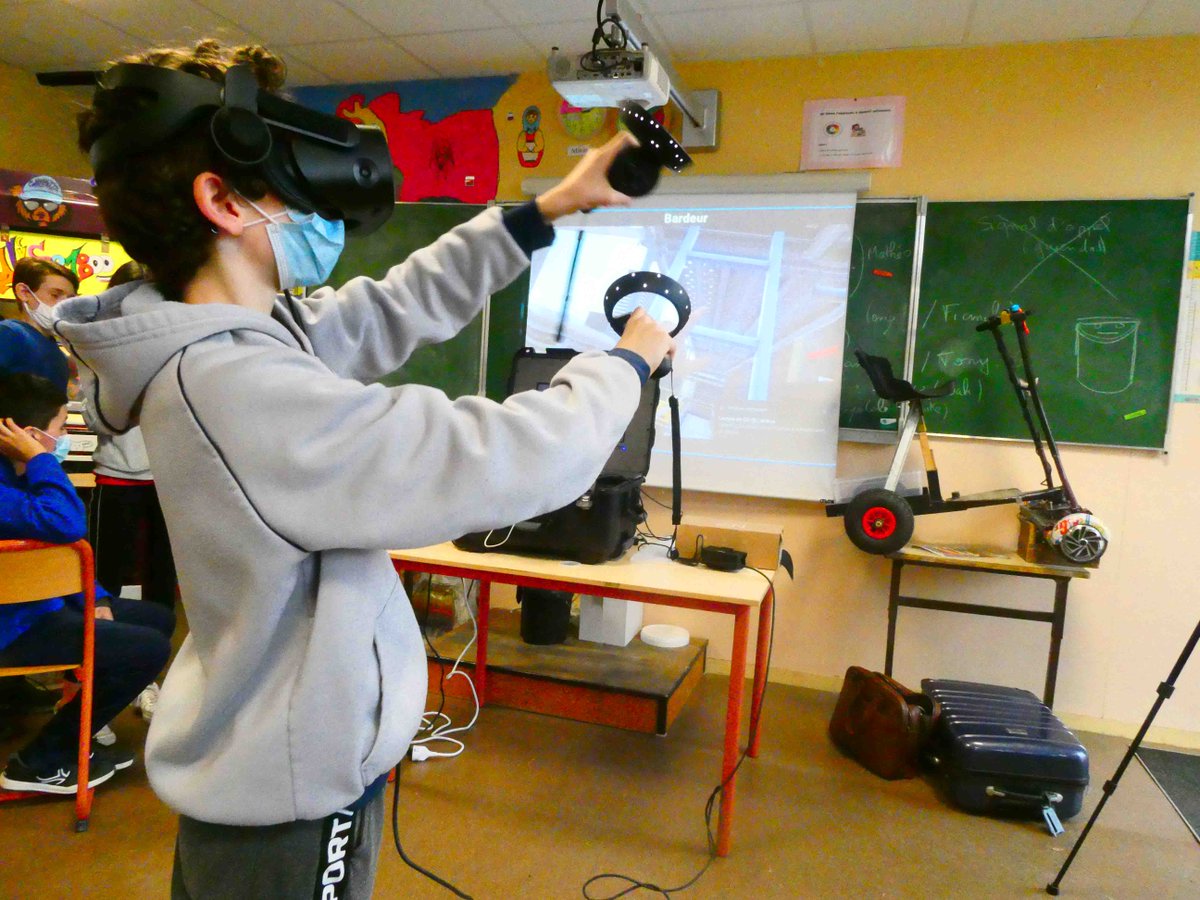 mimbus's tweet photo. #TousEnBleu pour l'autisme 💙 En cette journée mondiale de l'autisme, MIMBUS est fier d'avoir été choisi par OTEMA TSA pour proposer aux jeunes des classes ULIS des solutions de découverte des métiers en VR

MIMBUS #LightItUpBlue for autism with its partner OTEMA TSA💙 https://t.co/9IBn6sgQhm