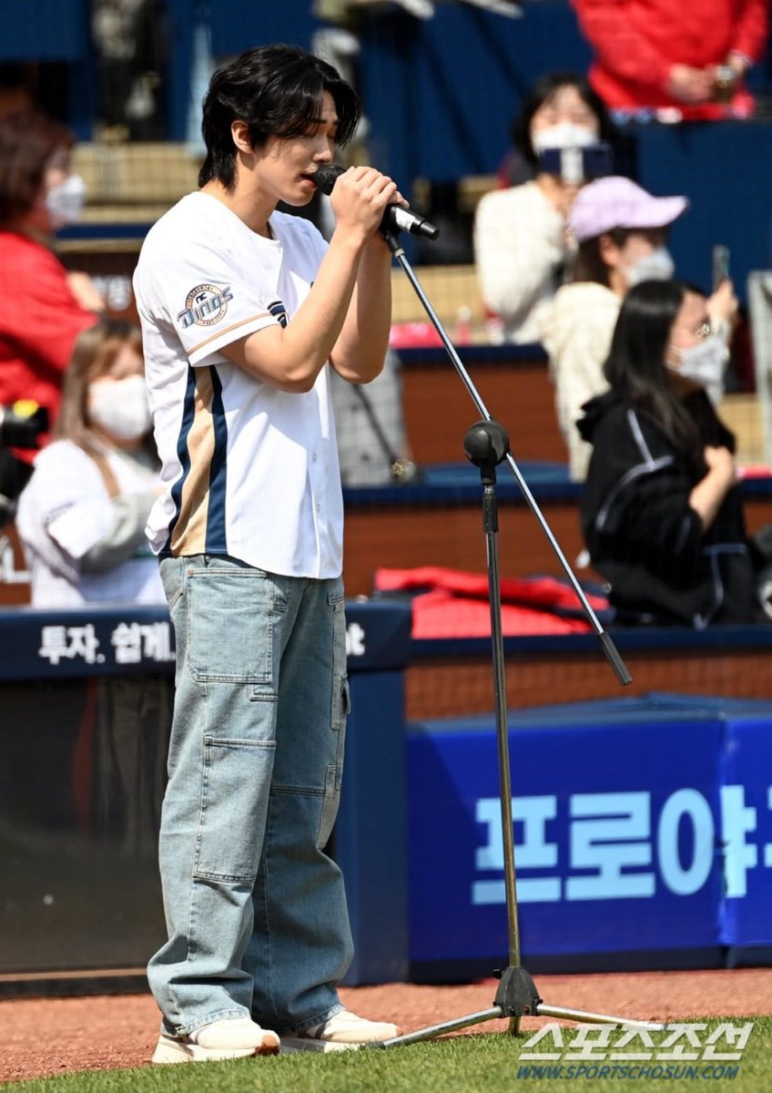 AstroUnitEsp's tweet photo. @offclASTRO #ROCKY : We hope more people have the luck to meet you and be able to listen to you...
 #라키_애국가_가수_KBO공식개막전
We don't know if you can realize how much you cause when you sing!
We were touched to see you standing there singing
사랑해요 #라키 - @offclASTRO https://t.co/1HeSl44tAT