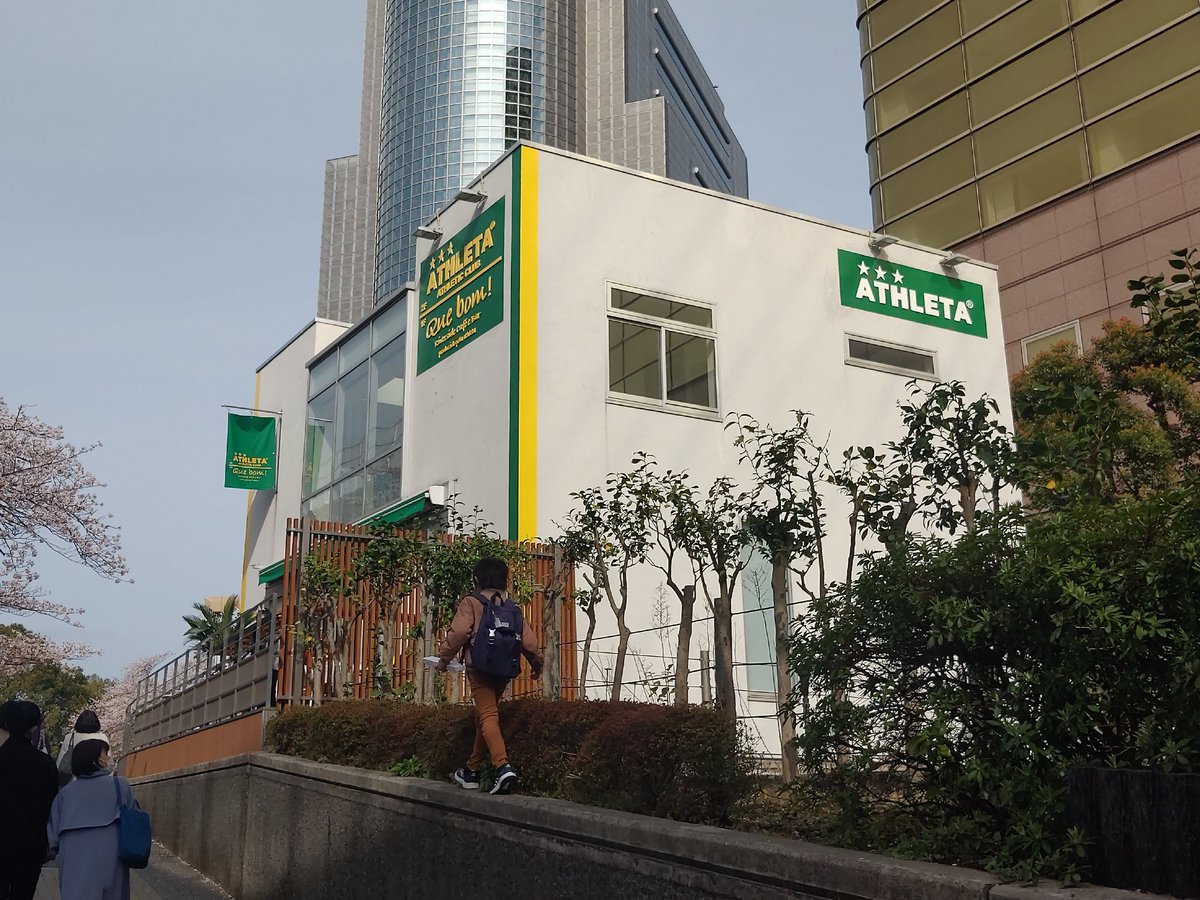 hisamatsuyoshi1's tweet image. 吾妻橋の近くにオープンしたATHLETAさんがプロデュースのカフェ　Que bom！（キボン！）でランチ！

ガリンニャーダ（ブラジル風チキンライス）とガラナ♪
美味しい♪
ごちそうさまでした！

#ATHLETA
#アスレタ　
#Quebom
#キボン