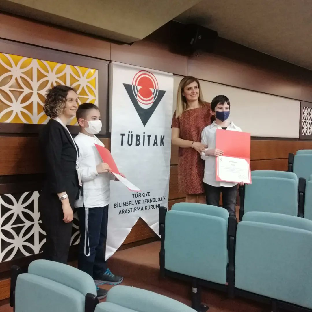 derya_ozen_'s tweet photo. Sevgili yol arkadaşım Zerrin Ay ve öğrencileri  yazılım alanında  TÜBİTAK Ankara Bölge Birincisi oldu @etimesgutbilse1 @mem_etimesgut https://t.co/8LySlJwYOp