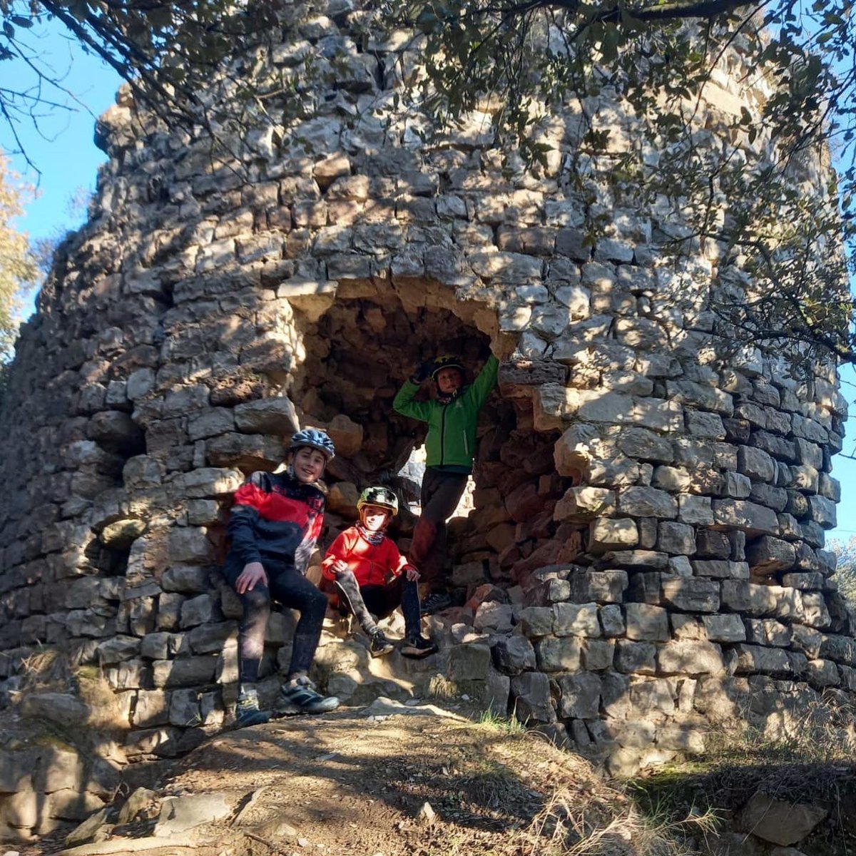 bikemoia's tweet photo. La pedrera de Bike Moià descobrint el patrimoni del municipi!!

Vine quan vulguis a provar-ho, la guia @magradalabici s’ho treballa de valent 🙌🏻 per fer-los passar una bona estona als petits valents!!

#bikemoia #pedrera #petitsigrans #somtotsitotes #moia #moianes https://t.co/oUvI1fq03N