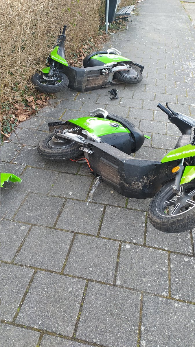 Chanully's tweet photo. Zonde van de scooters.. In puin getrapt door een stelletje lolbroeken... 
@gosharingoff Ze liggen op de stoep bij AH Almere Danswijk https://t.co/rUDaVkCojx