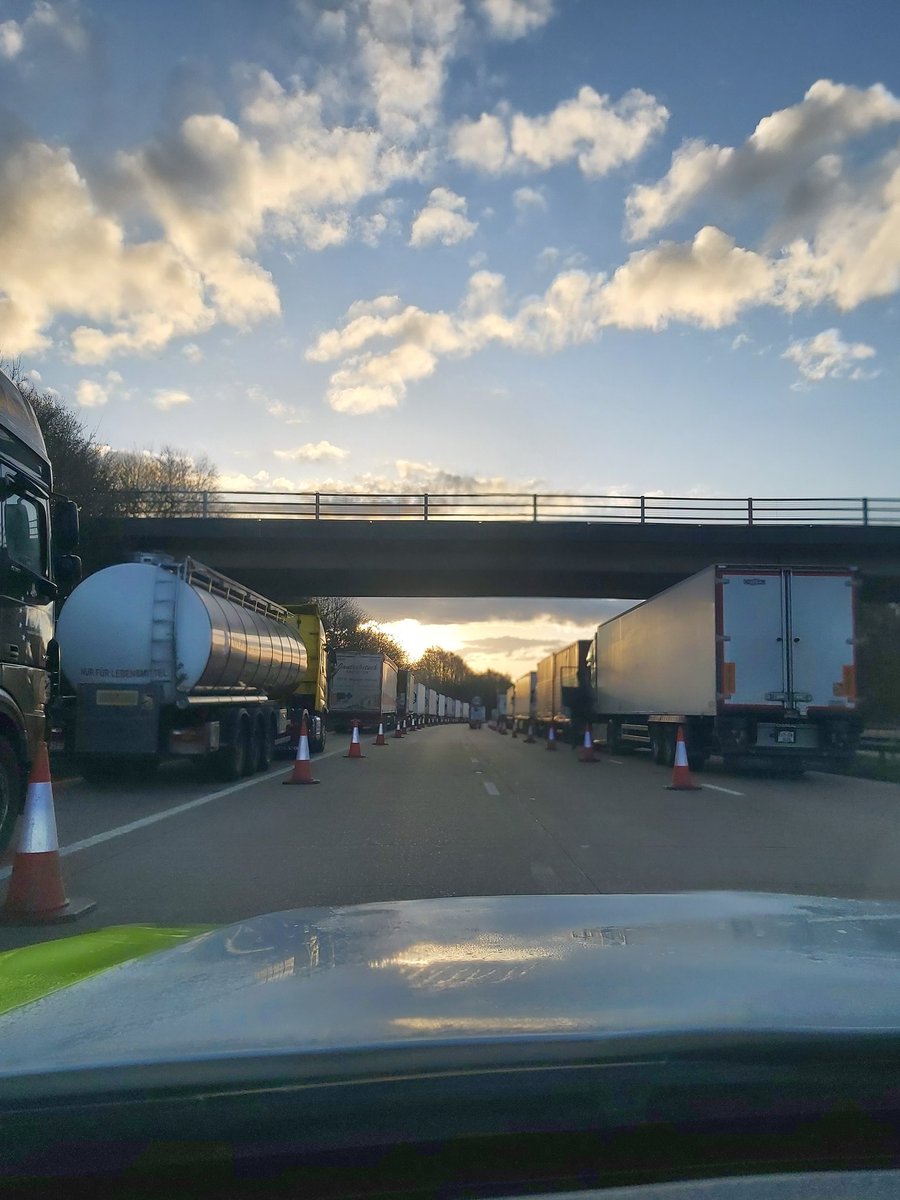 #RPU3 taking the reigns from night duty this morning on OP BROCK. we thank the public and the Lorry Drivers for their patience. We are working hard with all other agencies to keep things running. DS