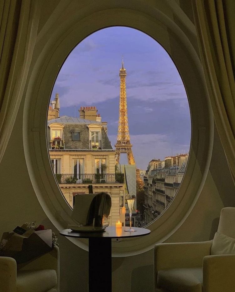 viewsoff's tweet photo. Dinner in Paris. https://t.co/GRCfyK6KwD